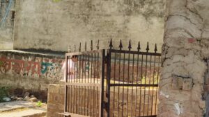 जहां जिस कार्यालय पर क्षेत्र के विकास की जिम्मेदारी हो और उसके गेट पर लोग पेशाब करके जाते हो